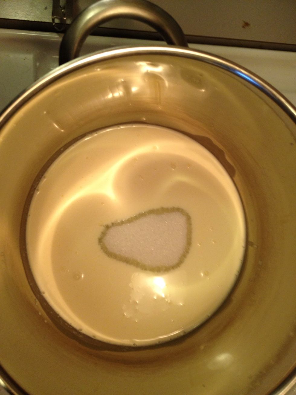 Mix cream and sugar.