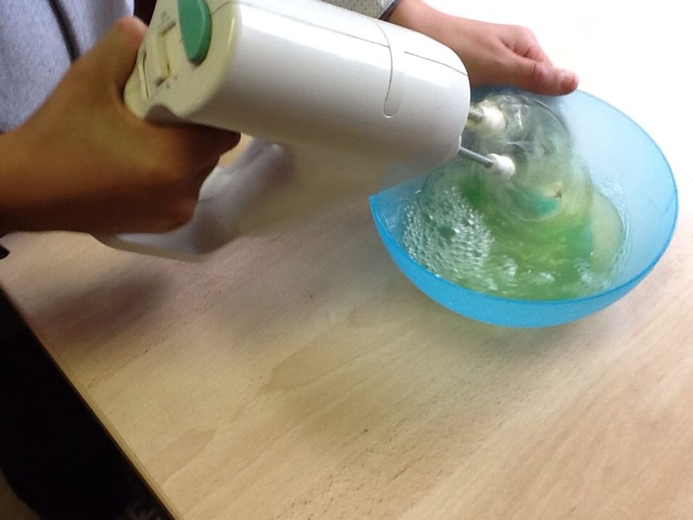 Mix de eiwitten tot het schuim word