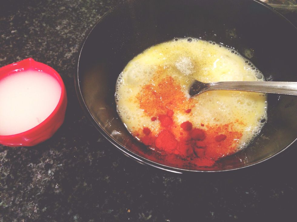 Mix egg, oat milk and spices in a bowl. Chop the sweet bell peppers and cut the chicken into squares (do NOT add the chicken, cream cheese or sweet bell peppers in the mix yet)