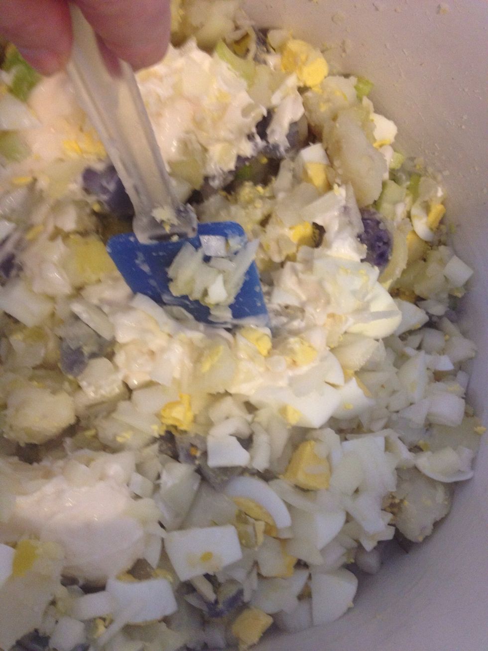 Mix everything together VERY gently with a spatula. You don't want to mix it too harshly because you'll end up with mashed potato salad\u2026oh no!!!