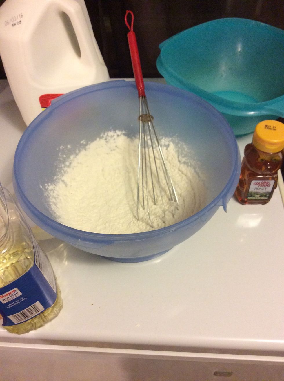 Mix flour and baking soda in a bowl