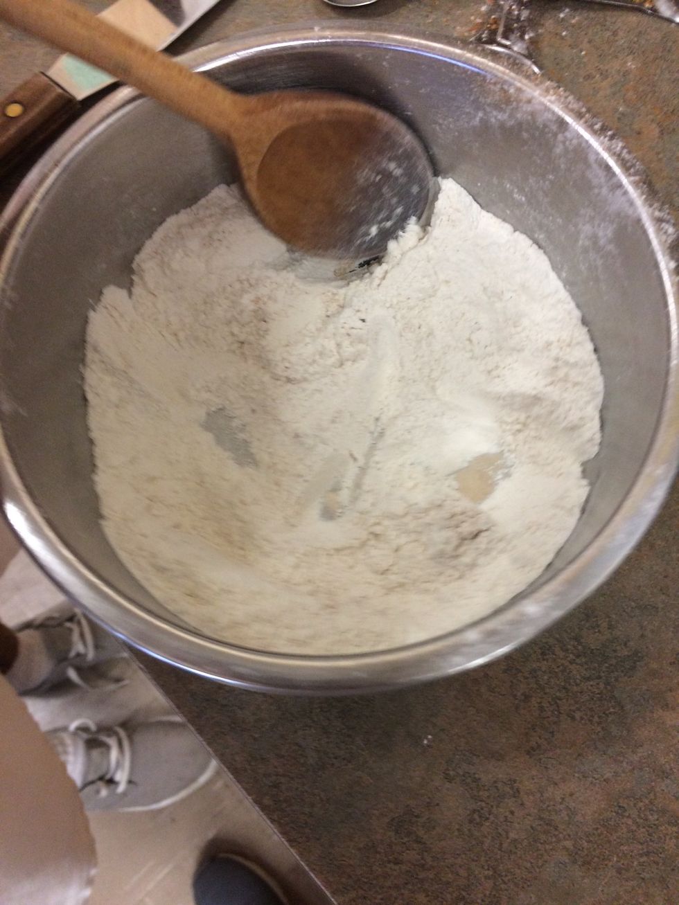 Mix flour, ginger, cinnamon, baking soda, nutmeg and salt in a medium bowl
