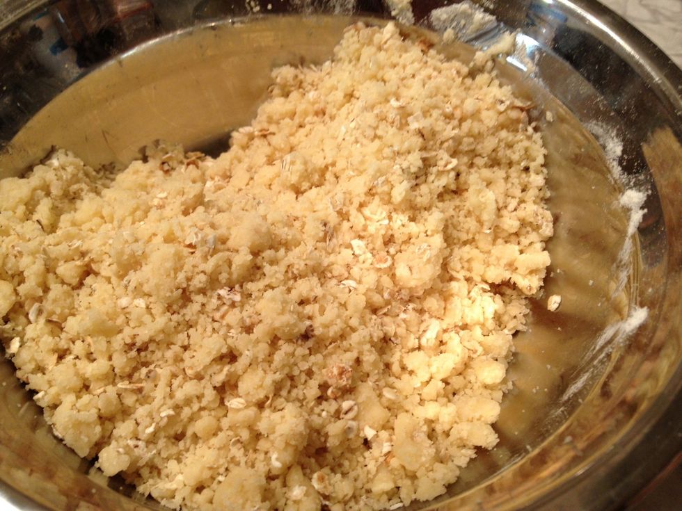 Mix flour, salt and the rest of the sugar together. Add cold butter. Grind into crumbs. Optionally add crushed nuts. Today I have added oat-flakes.