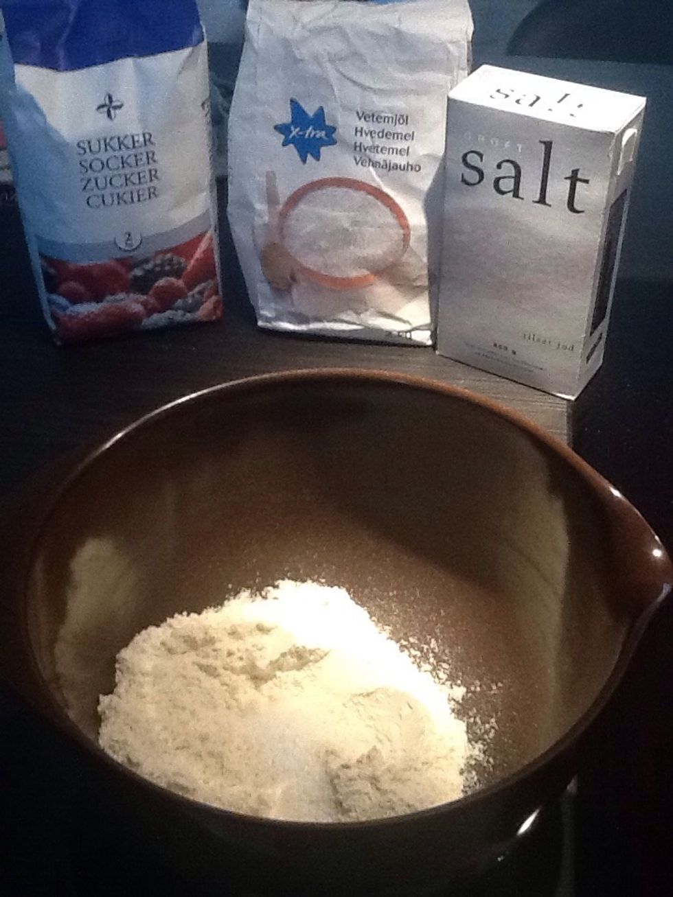 Mix flour, salt, sugar and vanilla in a bowl.