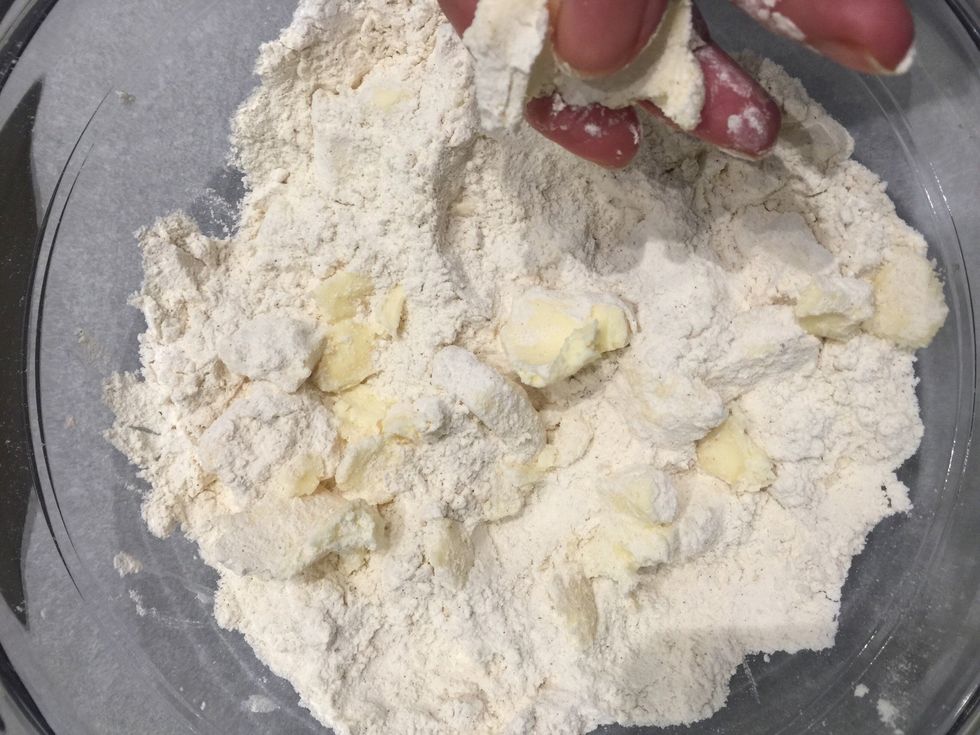 Mix flour with spices, salt and baking powder. Add the butter in cubes and crumble with fingers