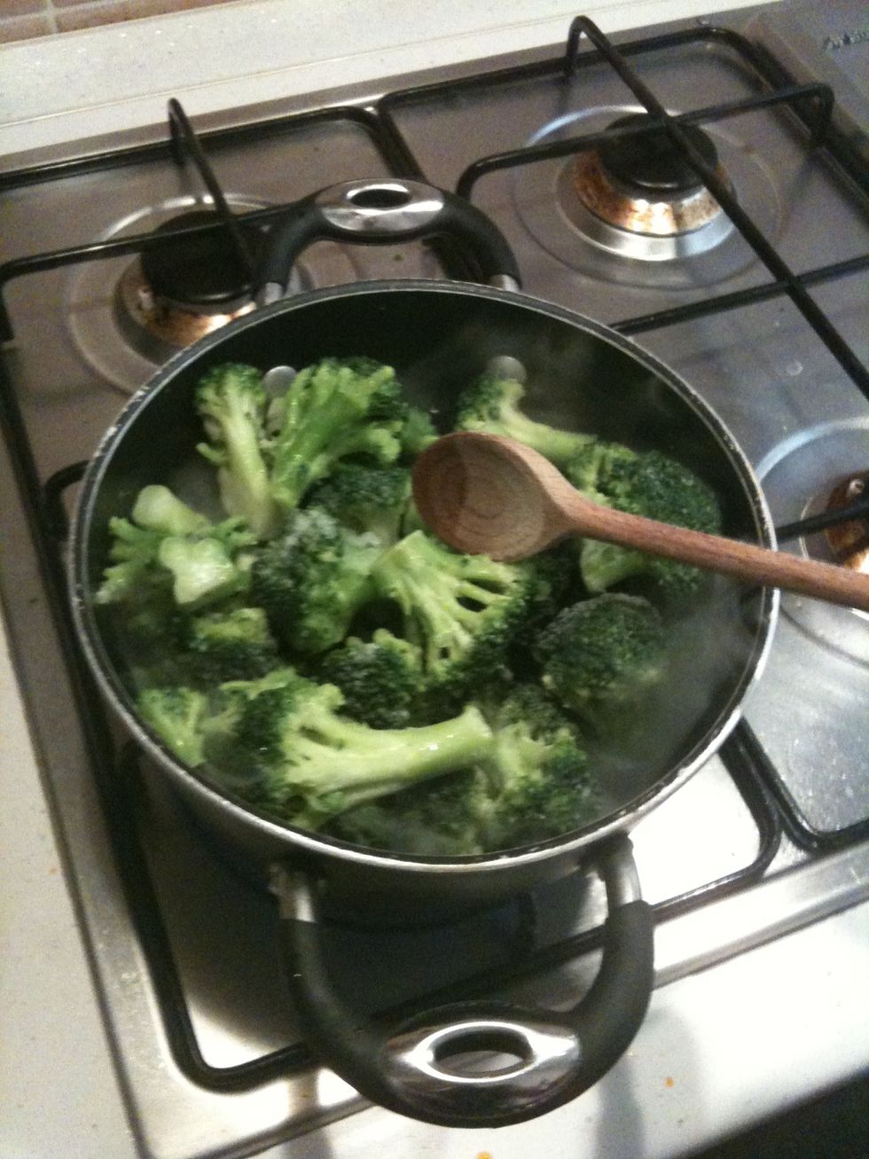 Mix from time to time with a wooden spoon until all the water gets absorbed (5 min apx)