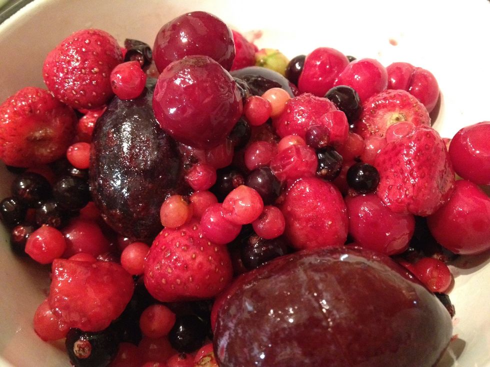 Mix frozen berries with 20 g of sugar. Here I have berries mix.