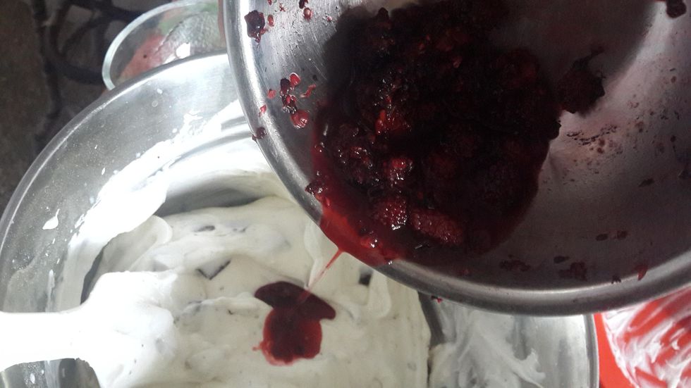 Mix fruit berry into the basic ingredients of ice cream, mix according to our wishes