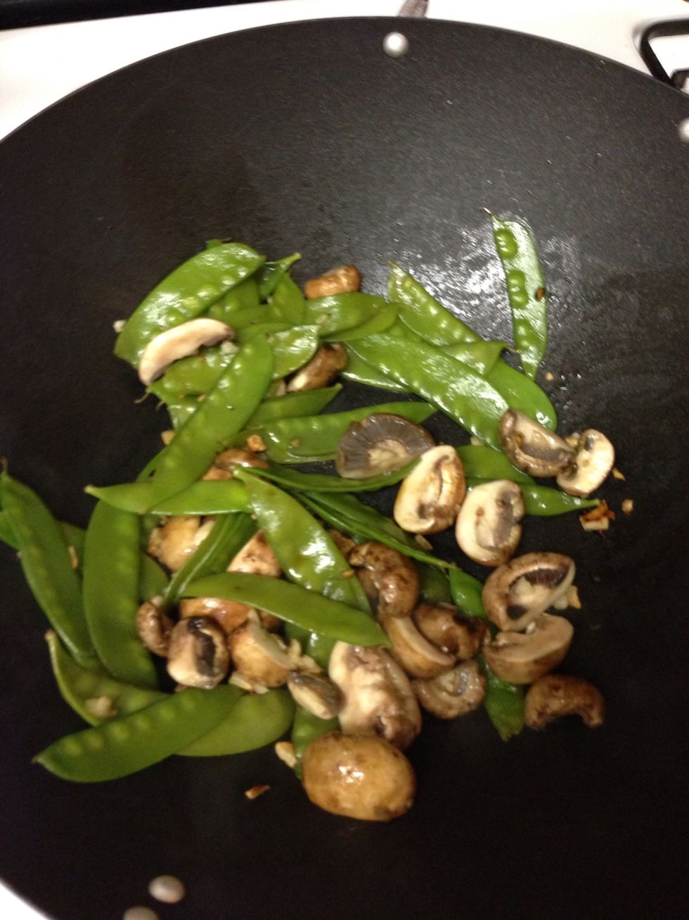 Mix garlic, mushrooms & peas