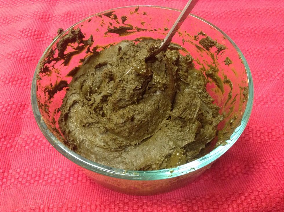 Mix henna with vinegar to the consistency of thick mud or clay.