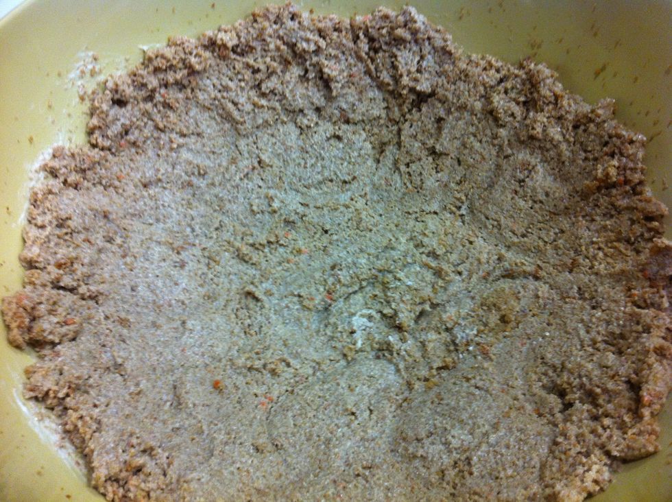 Mix icing & cake together thoroughly till it has a dough-like texture. Press the mix against the bowl & put it in the freezer for 30mins.