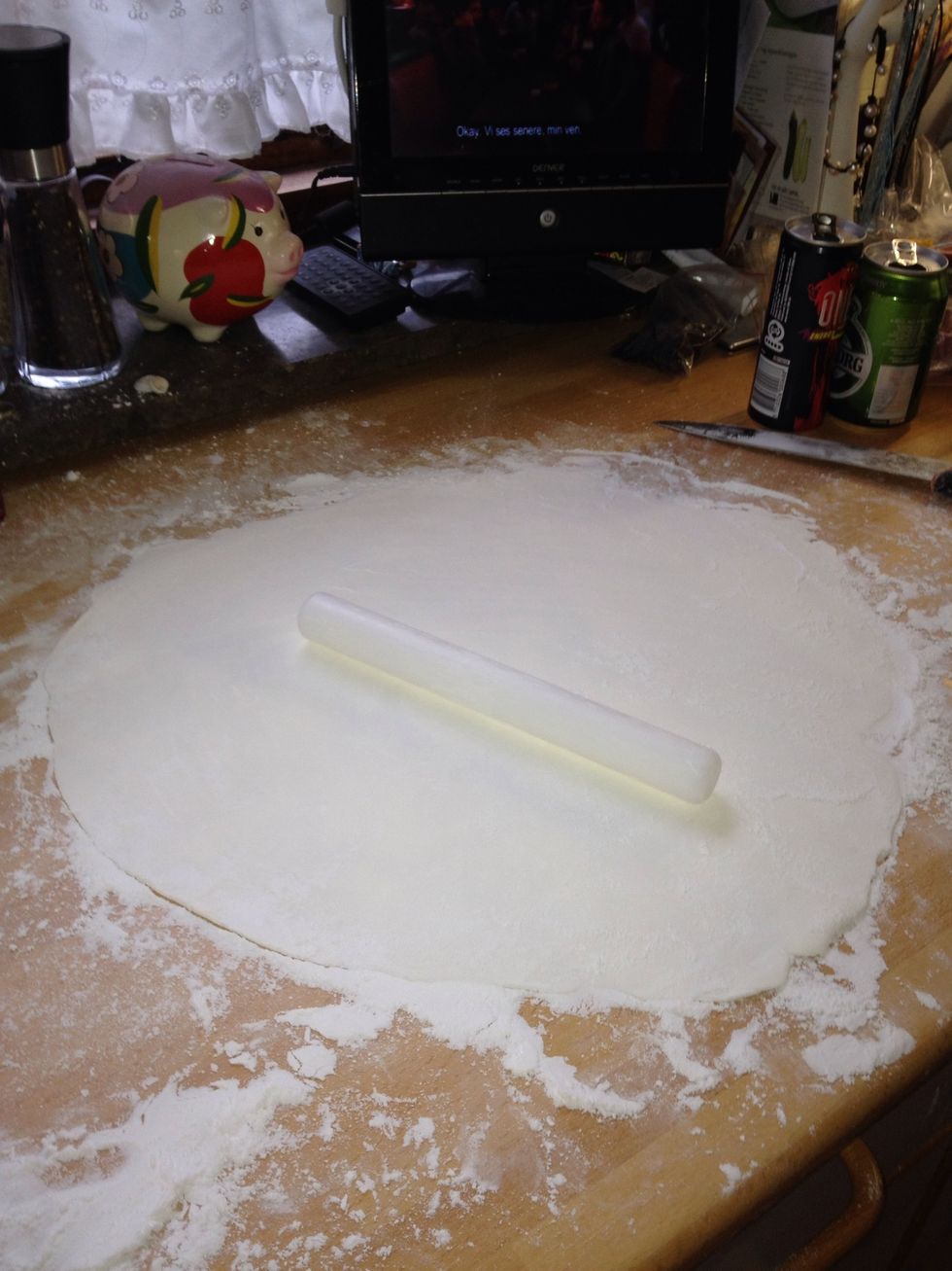 Mix in 400 g. of icing sugar little by little while stirring. Once the fondant is dense enough to mould, dust the table with icing sugar, take the fondant out of the bowl and make a pizza-like pie.