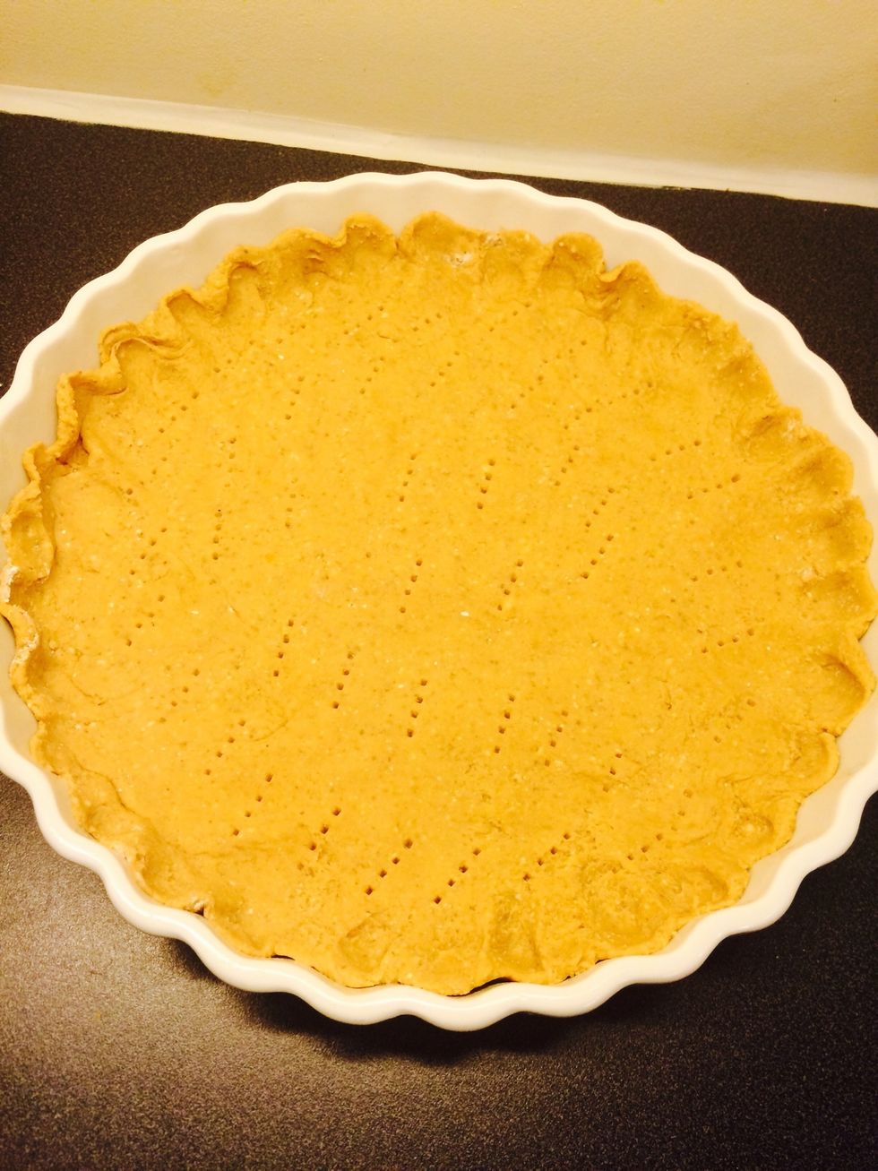 Mix Ingredients for the crust in the blender (gf flour, cooked sweet potato, 1 egg). And spead eaqually into the form/tin. Pinch with a fork and put in the fridge for 5-10 mins to settle.