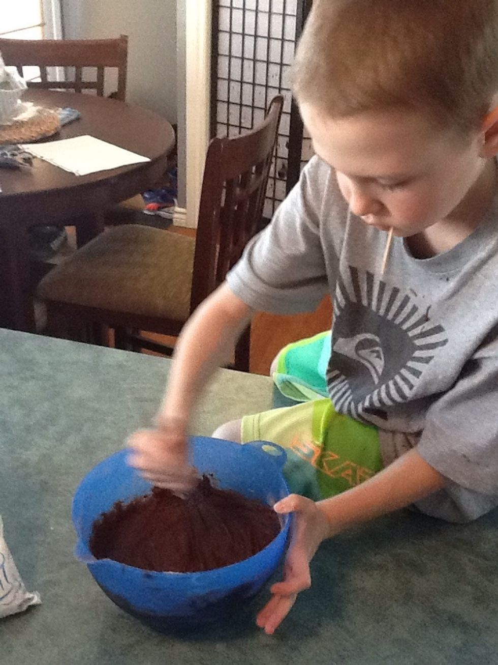 Mix it all together till the icing looks smooth.