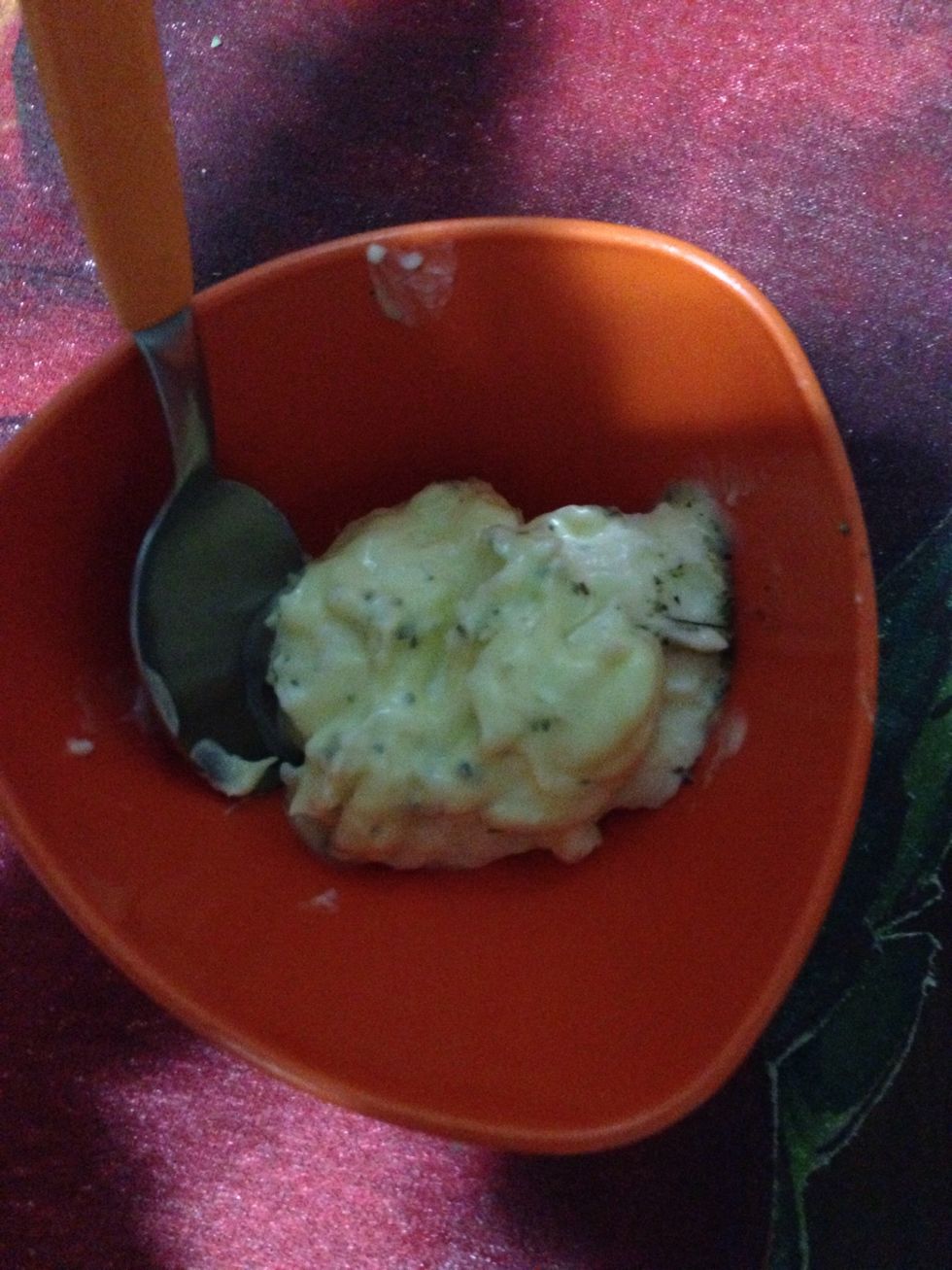 Mix maionese and oregano