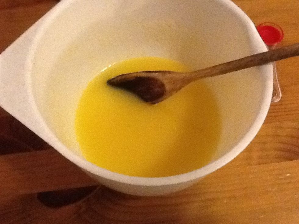 Mix margarine and sugar.