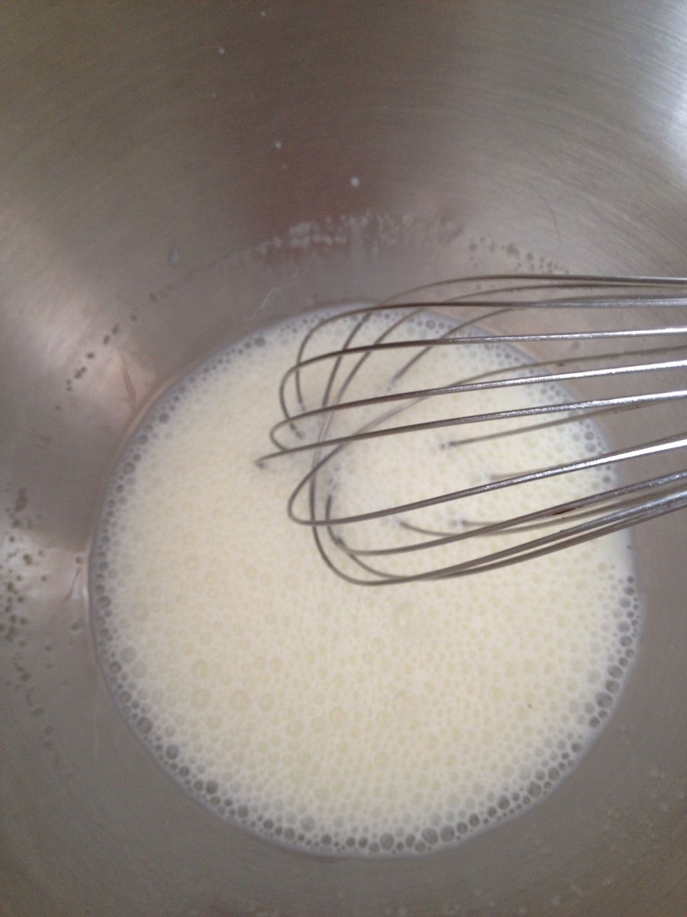 Mix milk, sugar, and vanilla until everything has dissolved.