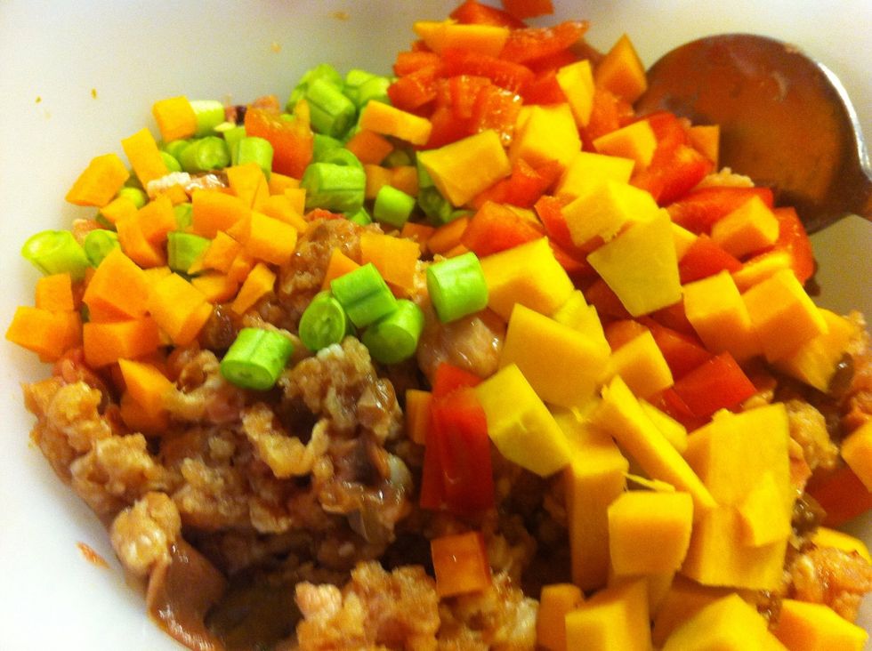 Mix minced pork, chopped liver n chopped vegetables together. Add a table spoon of molasses. Mix well.