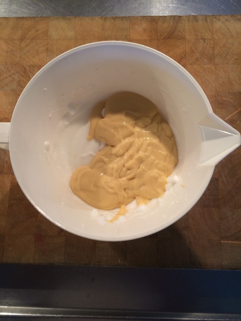 Mix now down the cream cheese and the protein in the bowl with the egg whites.