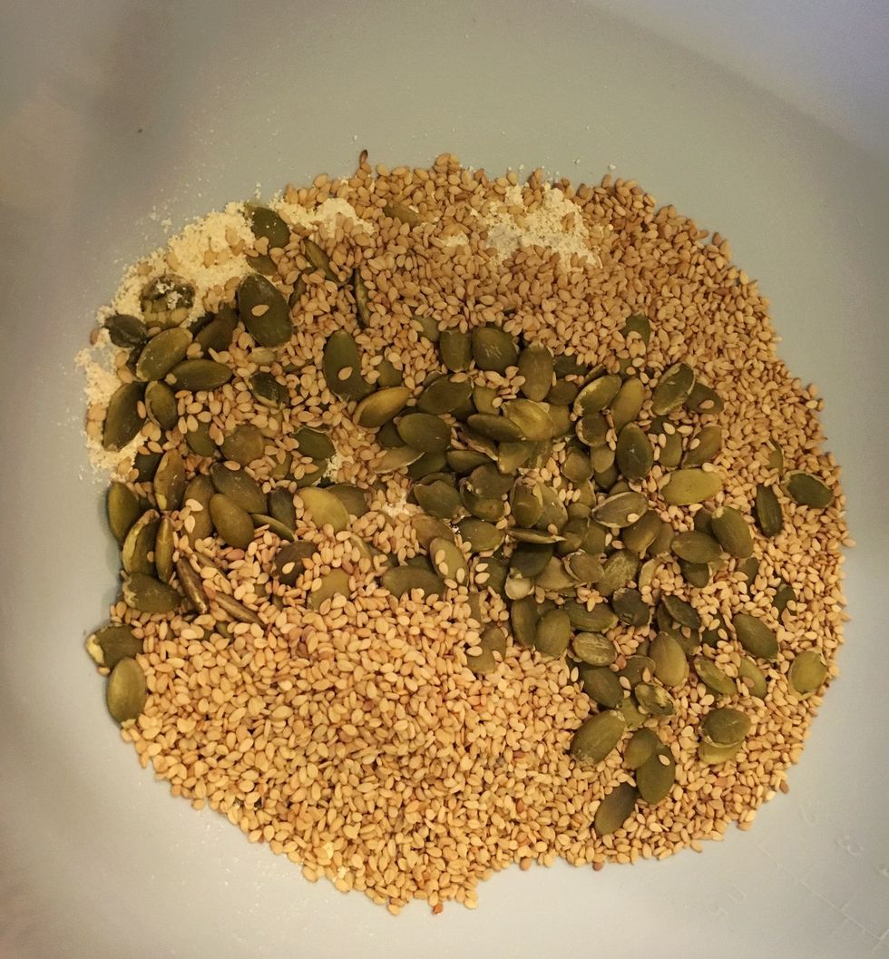 Mix oatmeal flour with sesame seeds and pumpkin seeds.