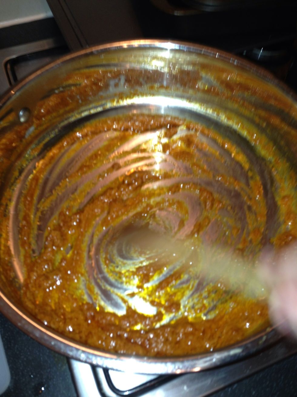 Mix one tablespoon of oil with one tablespoon of coconut milk until the aromas are released then mix with the red Thai paste until the aromas are released