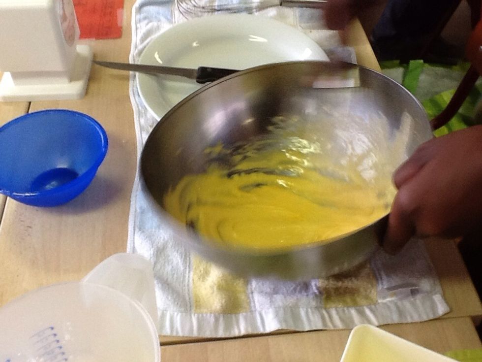 Mix ook het eigeel en voeg er ook suiker bij