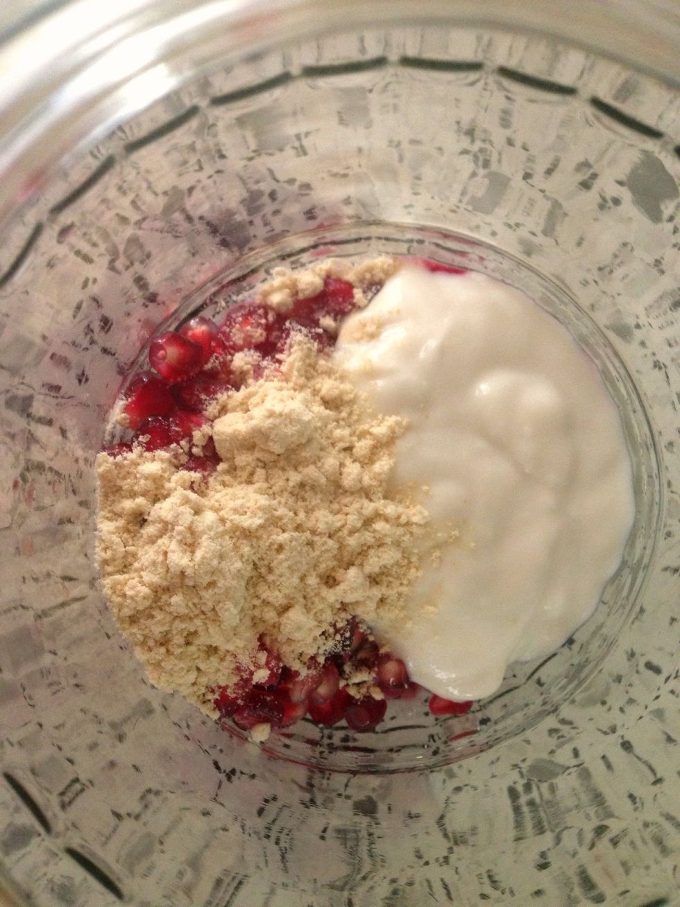 Mix pomegranate seeds, 1 teaspoon maca powder and 40g soy yogurt.