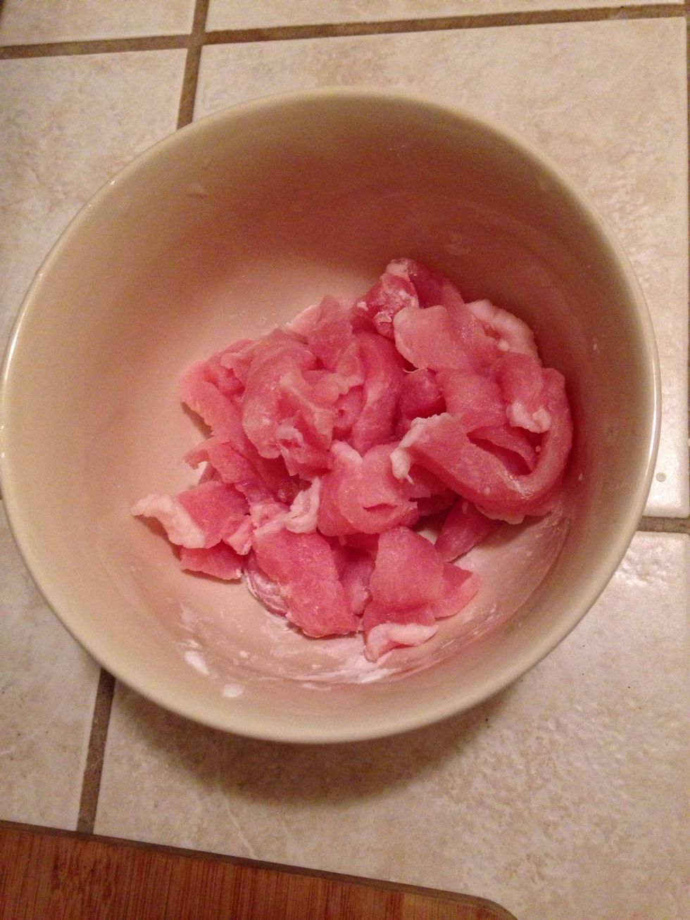 Mix pork lion with cornstarch evenly.