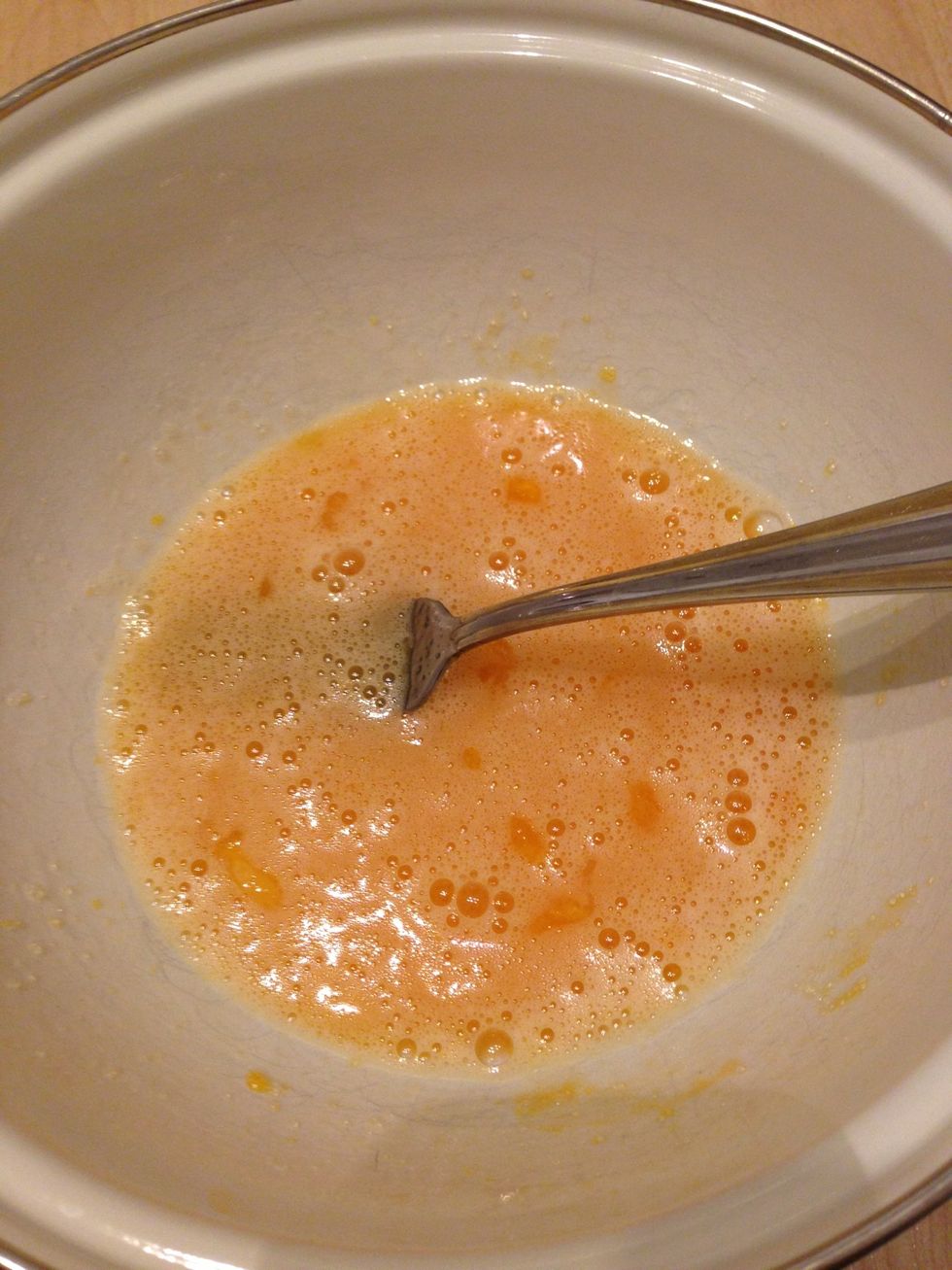 Mix sugar and 2 eggs with a fork