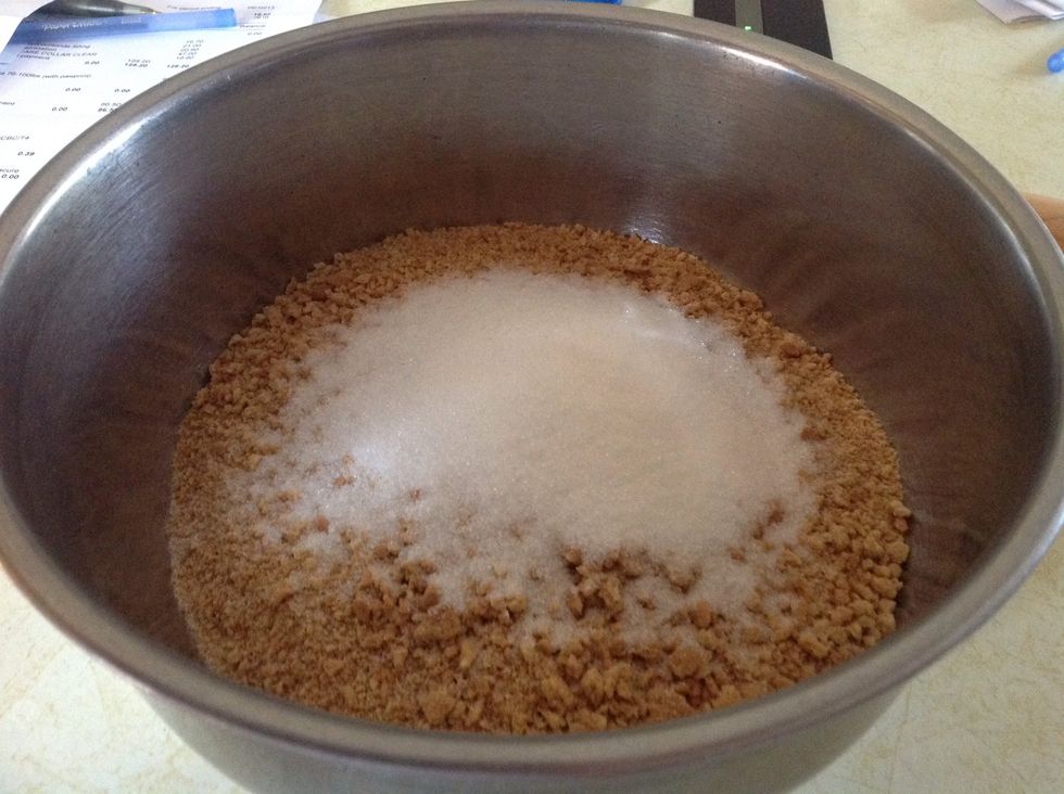 Mix sugar and graham crackers together.