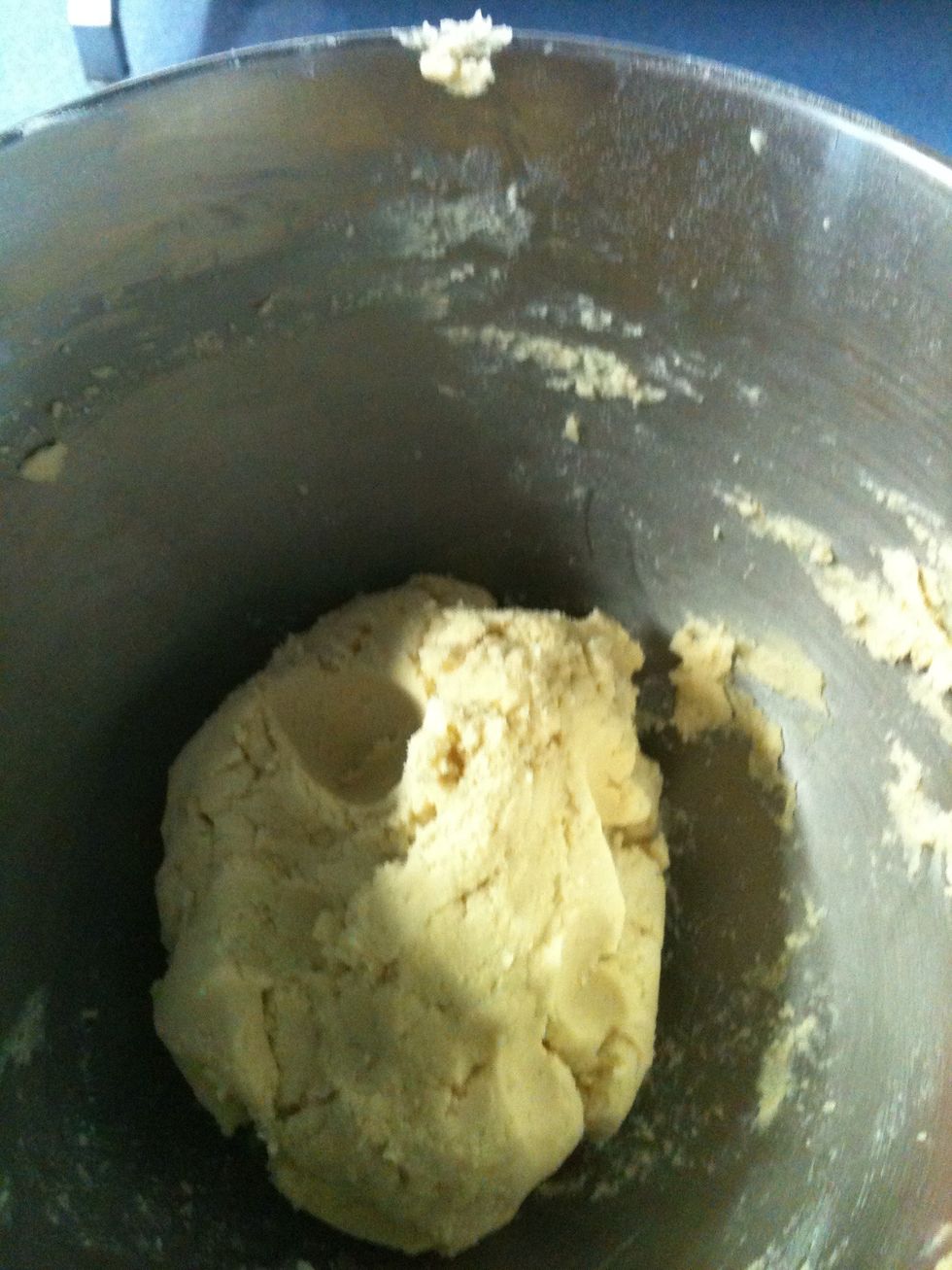 Mix sugar and margarine for 8 minutes m\u00e9dium speed (cremated) and the flour until You have a soft mix