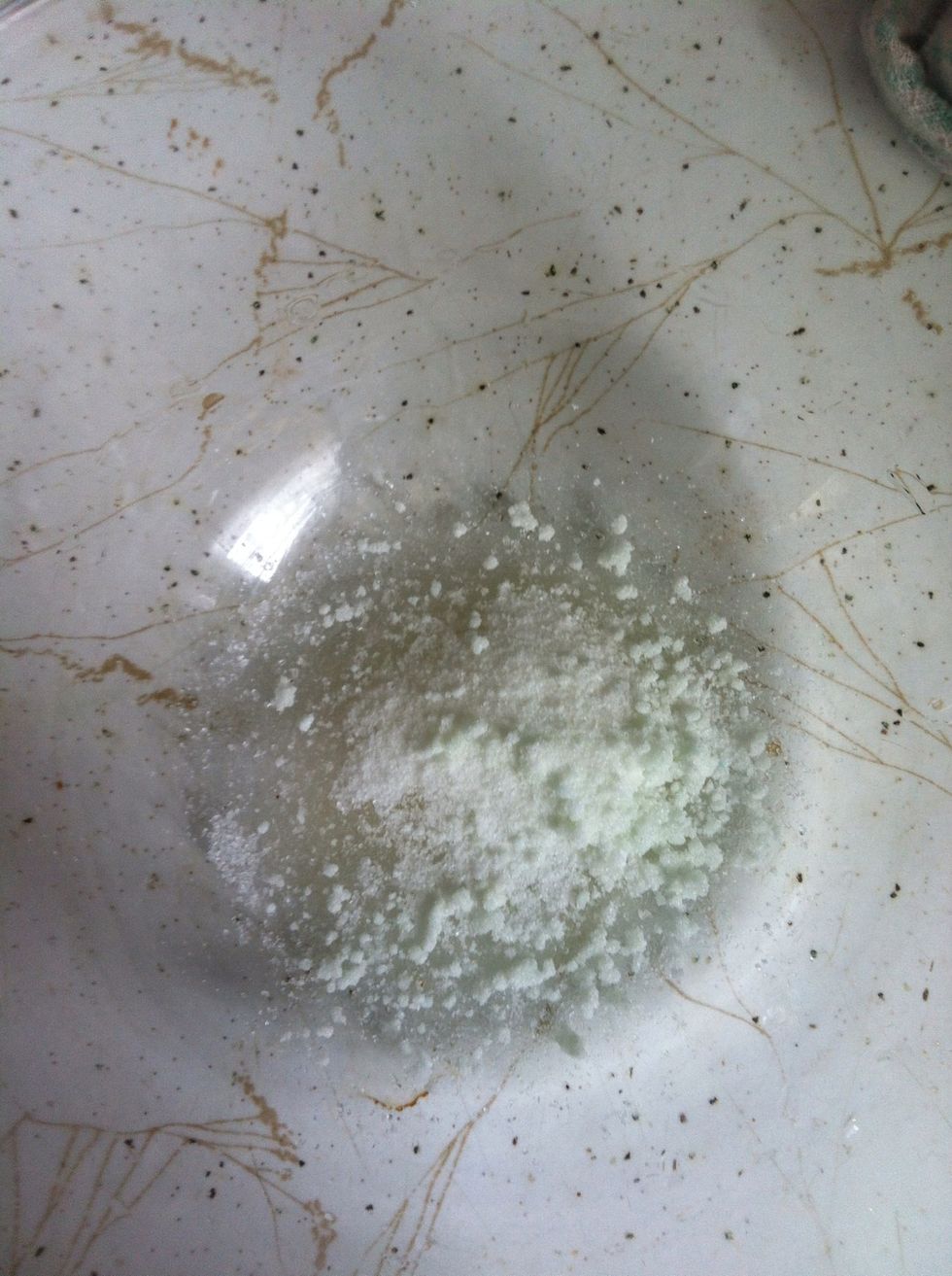 Mix sugar, jelly crystals and salt with the water till its dissolved