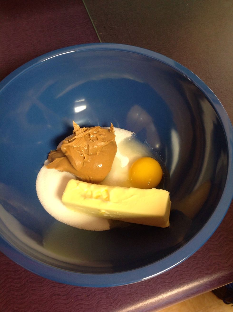 Mix sugar, peanut butter, butter and egg in a large bowl.