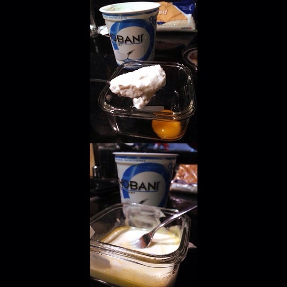 Mix the 2 table spoons of Greek yogurt, the egg yuk and the lemon juice until you have an homogenous mix.