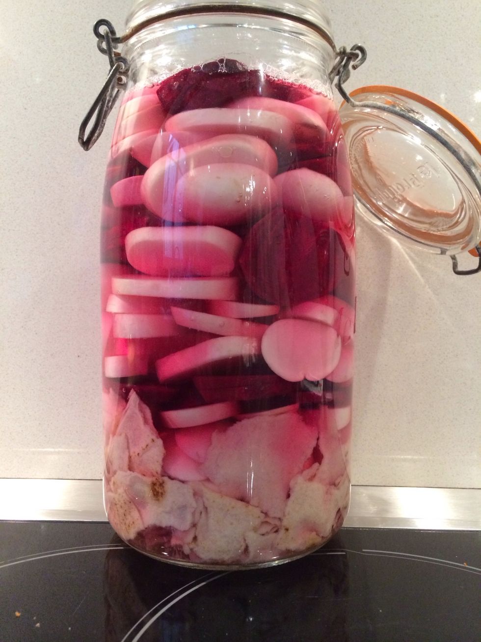 Mix the 2 vegetables and put them in the pickling jar