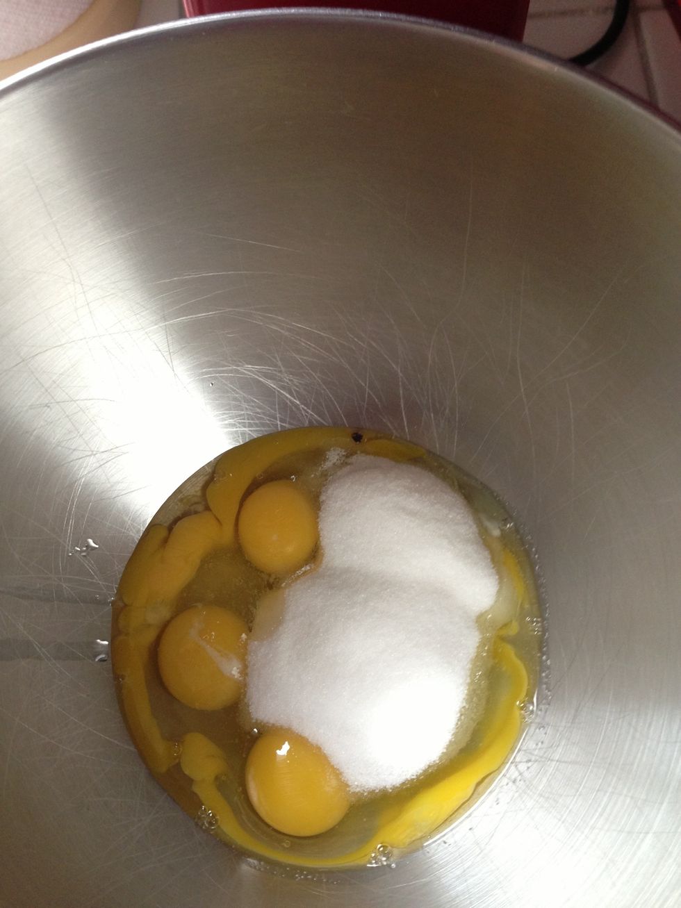 Mix the 3 eggs and 2 egg yolks (from the separated eggs) with 100g sugar for 2 minutes