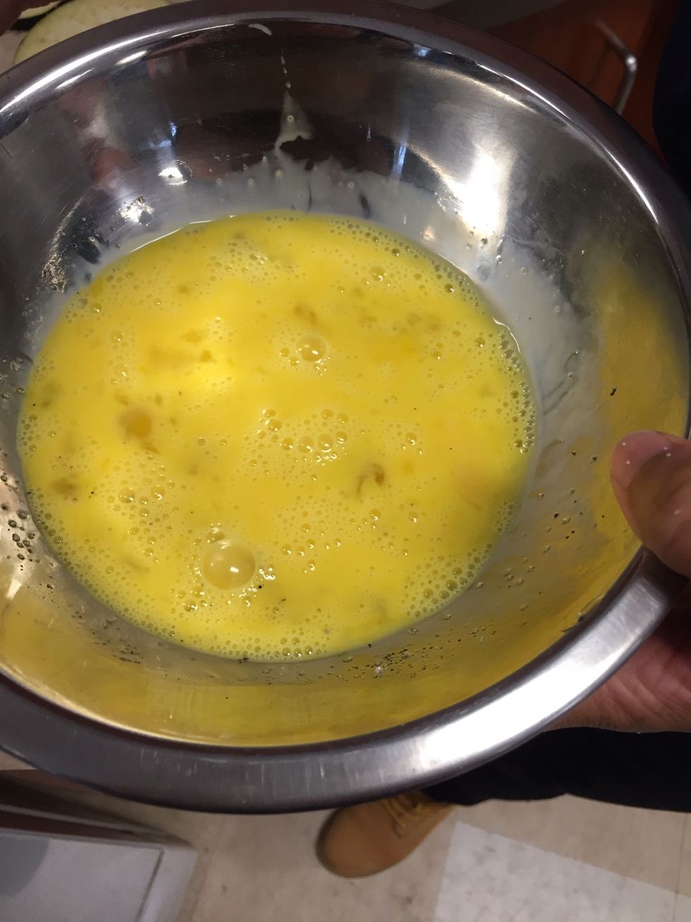 Mix the 4 eggs, a pinch of kosher salt and a pinch of pepper in a bowl until blended