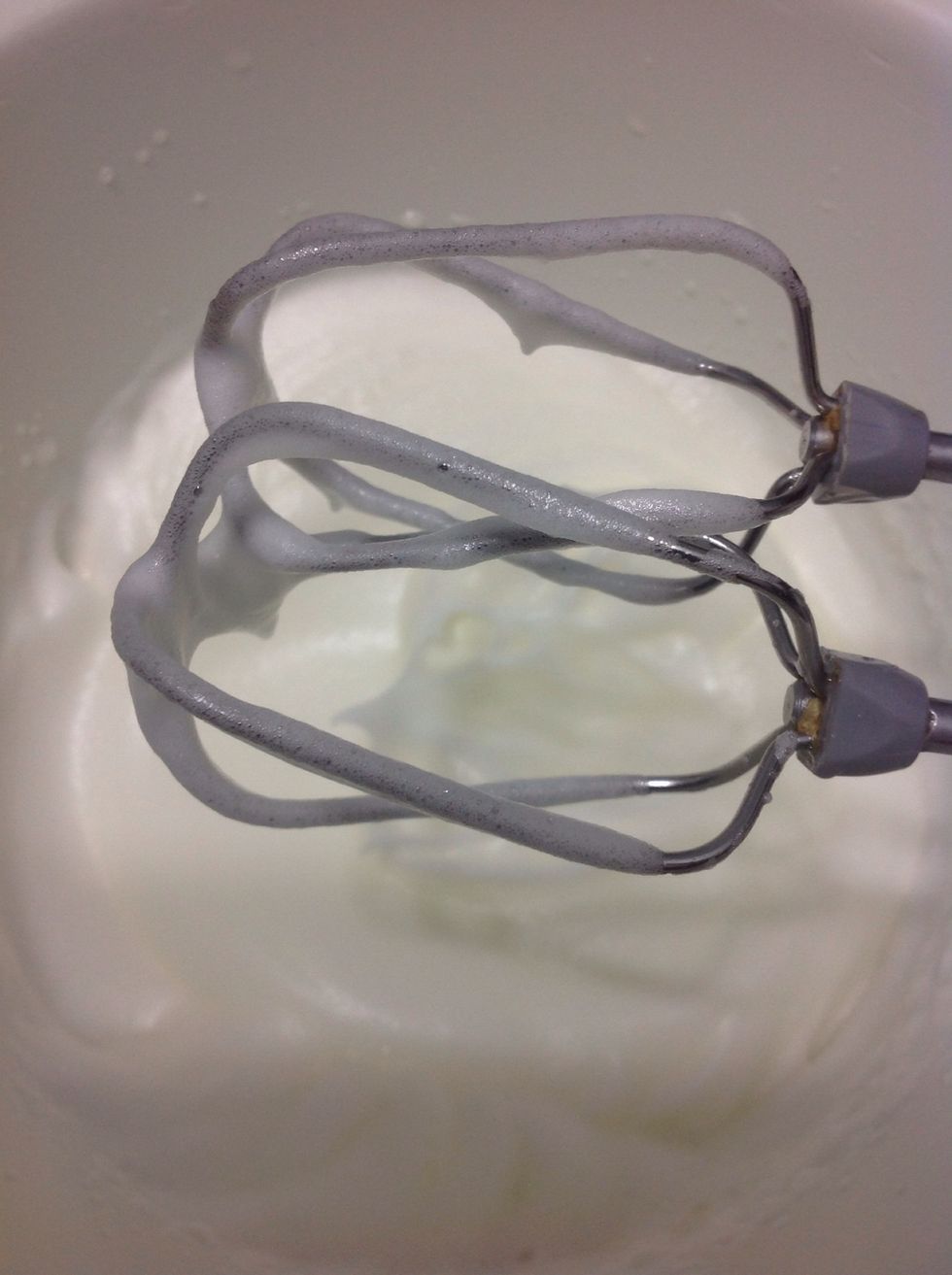 Mix the albumen with mixer