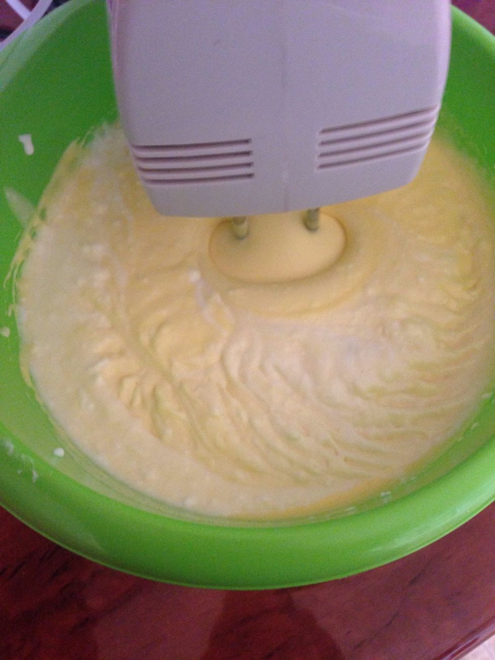 Mix the baking soda with the cream and continue mixing