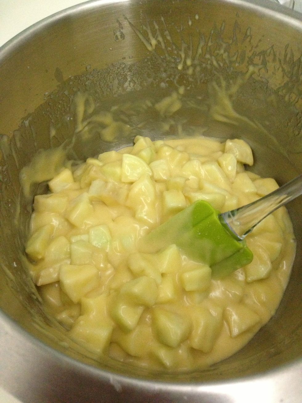 Mix the batter with the apples