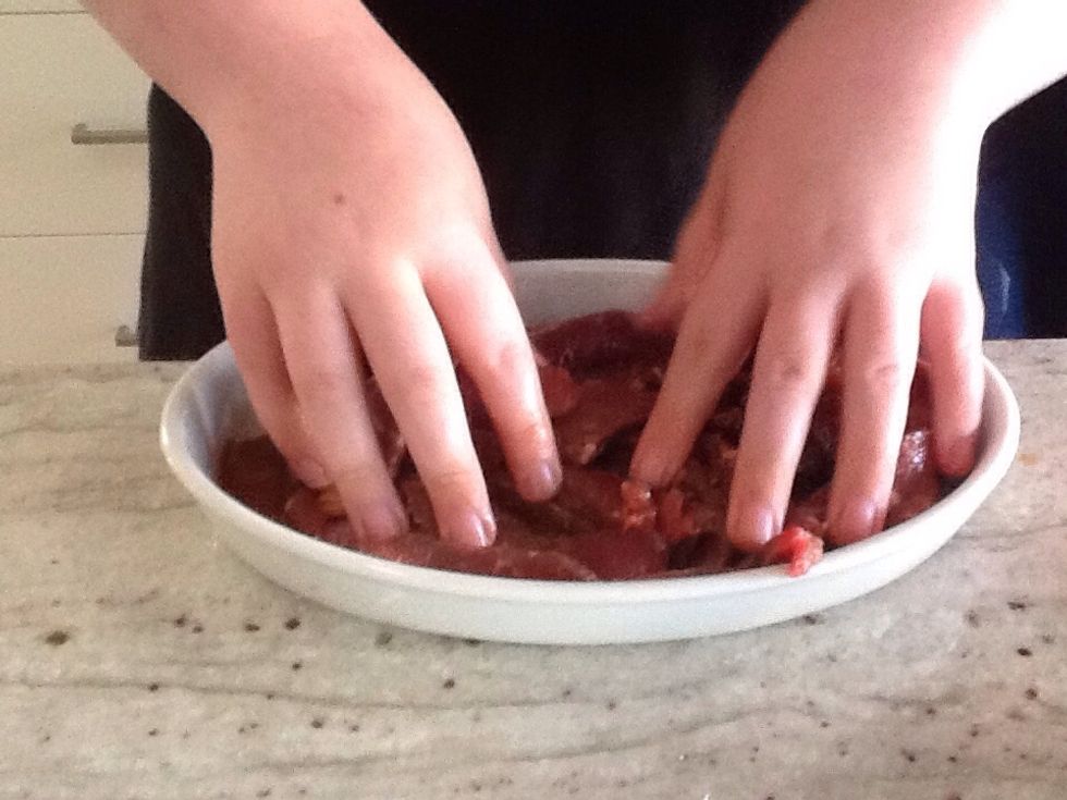 Mix the beef with the sauce and put it in the fridge for 30 minutes to marinate.