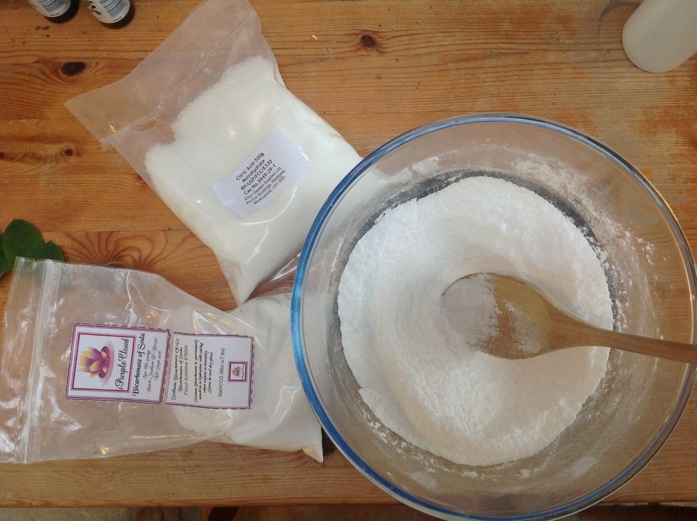 Mix the bicarbonate of soda and the citric acid together until completely mixed together and smooth