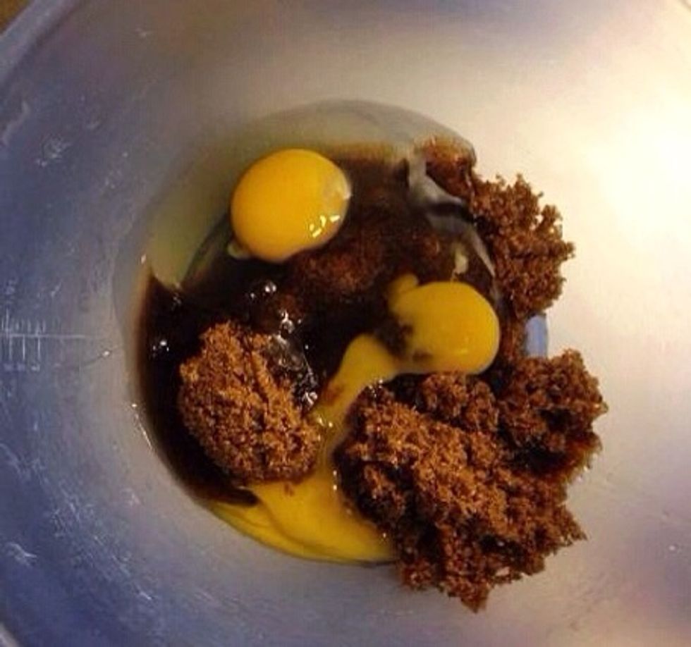 Mix the brown sugar with the eggs.