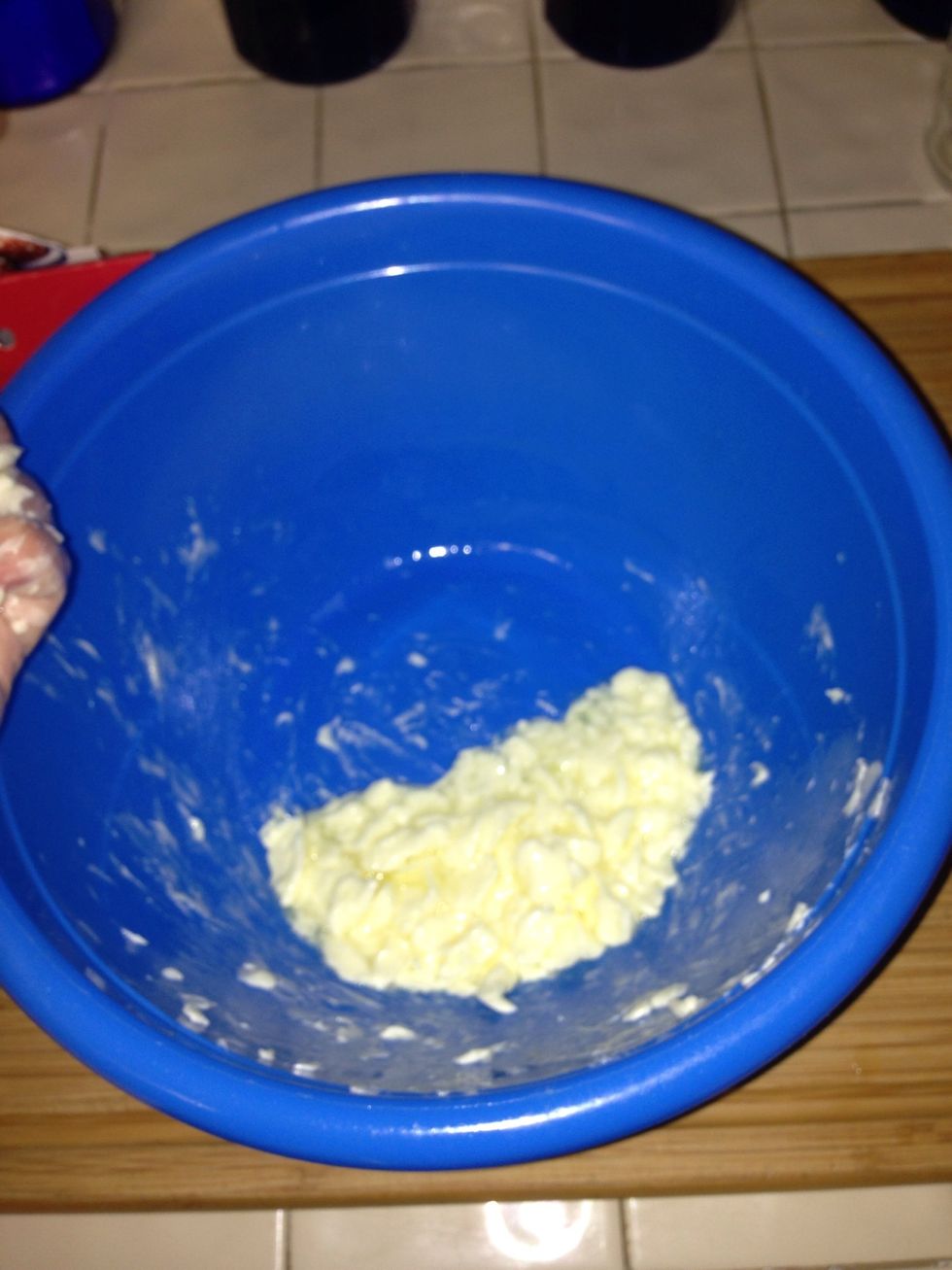 Mix the butter and the egg white.