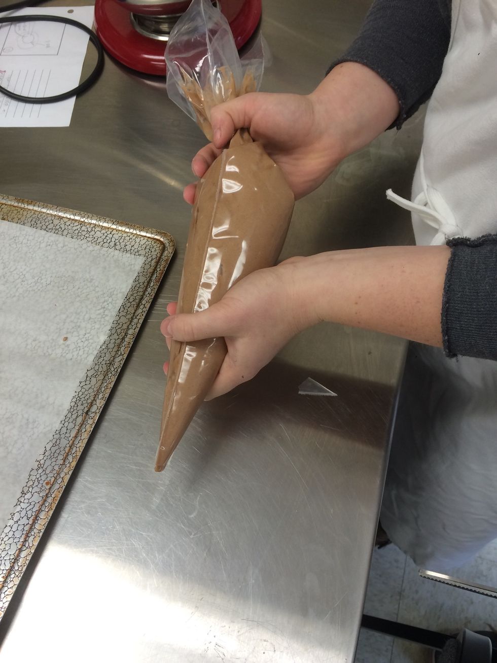 Mix the butter/nougat mixture into the cooled filling and put into a piping bag with a round tip.