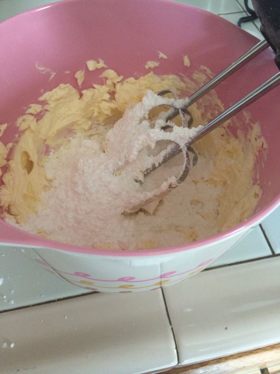 Mix the butter with the powdered sugar with an electric mixer until light and fluffy, a few minutes