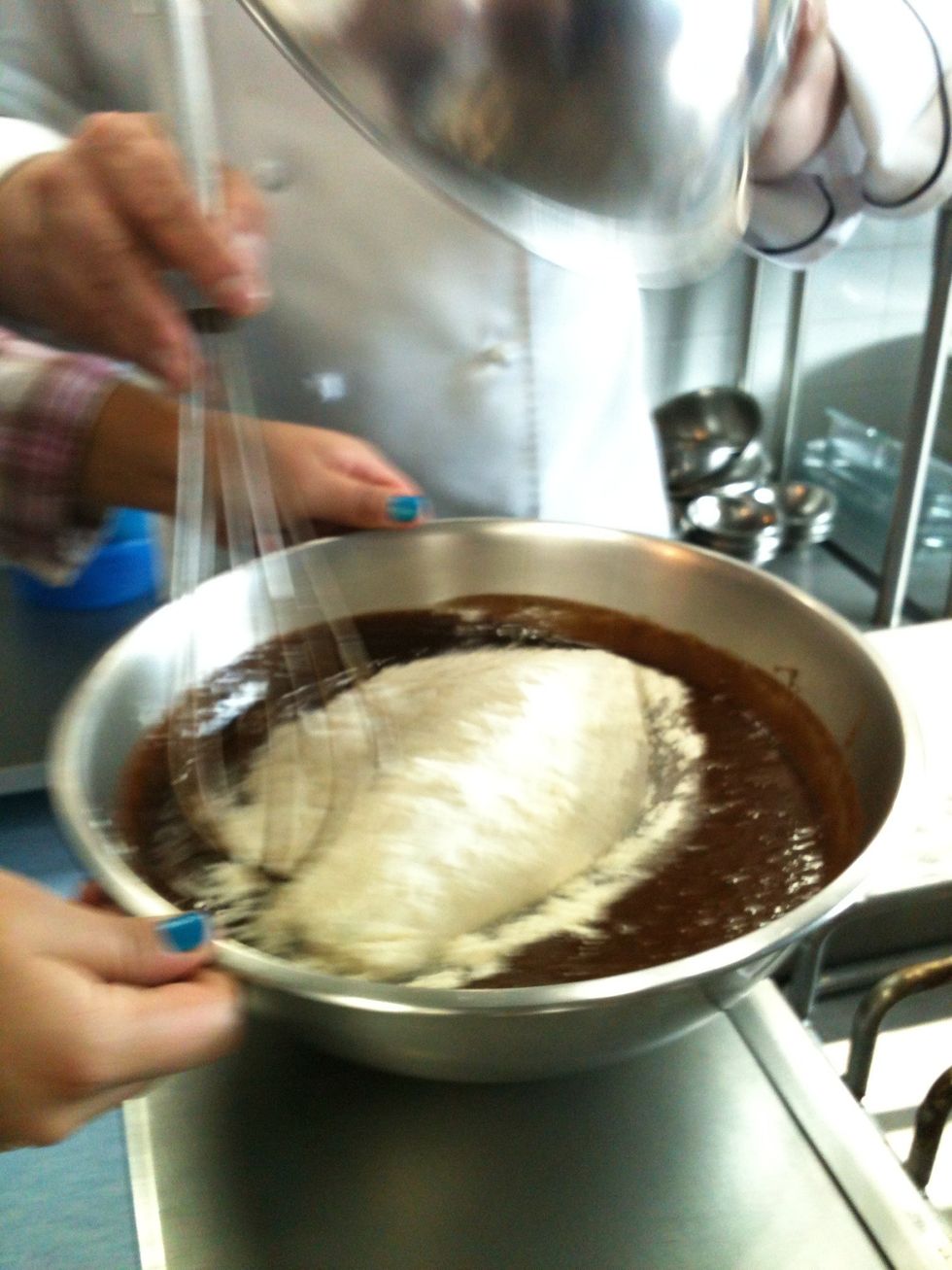 Mix the chocolate mixture, the eggs and the sugar, and finally the flour with the baking powder.