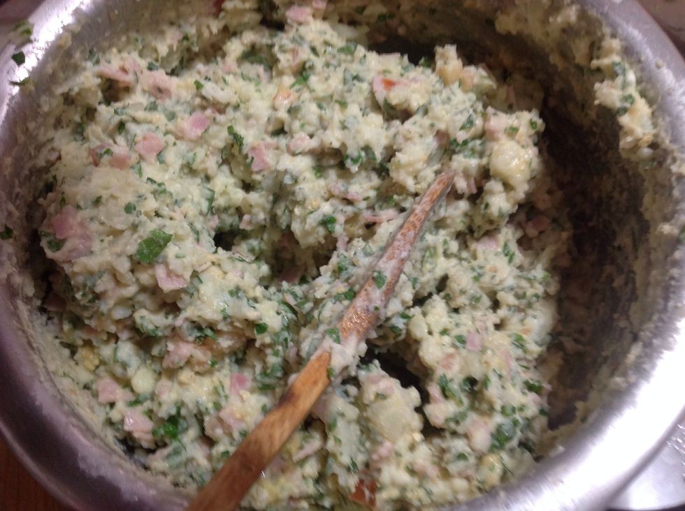Mix the chopped ham, and veggies whit the potato mash, season whit salt and pepper