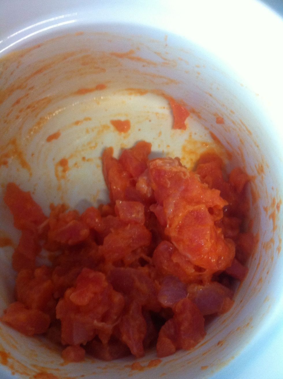 Mix the chopped tuna w some siriacha and a little spicy mayo. Don't measure just enough to coat it. Fairly dry. Don't want runny it will squirt out your roll. Never good.