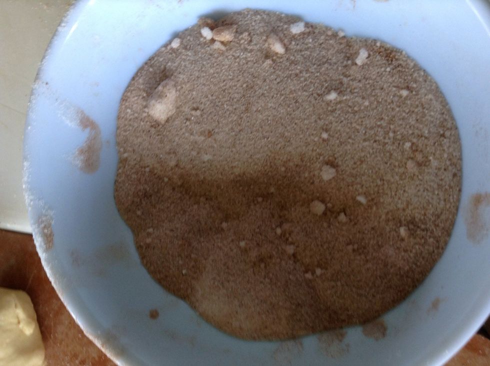Mix the cinnamon and sugar.